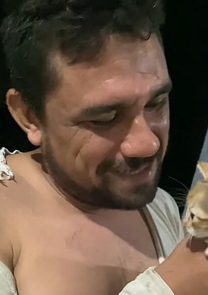 Fernando feliz por ter resgatdo o gatinho.