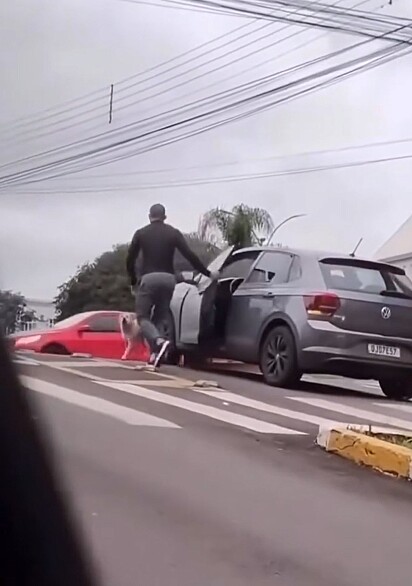 O motorita desceu do carro para tentar negociar com o caramelo.