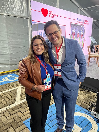 Lari Vieira (à direita), publicitária do Amo Meu Pet, e Gustavo Bruno (à esquerda), presidente da Mars Pet Nutrition no Brasil.