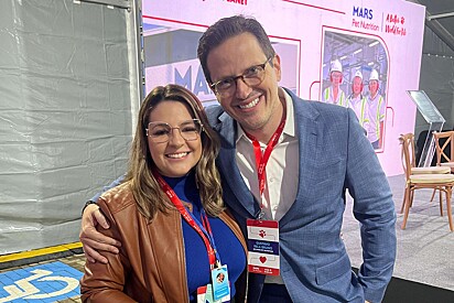 Amo Meu Pet, representado pela publicitária Larissa Vieira, visita nova fábrica da Mars em Ponta Grossa, Paraná.