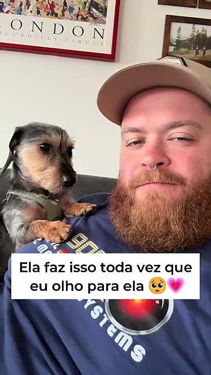 A cachorrinha foi adotada pelo homem.