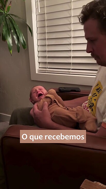 O bebê ainda está aprendendo a se comunicar com os pais.