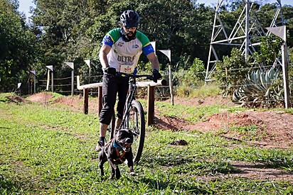 Armando e Popeye competindo na modalidade scooterjoring.