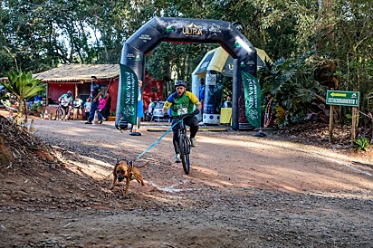 Lucas e Artemis, na modalidade bikejoring.
