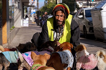 Andressa, esposa de Claudio, é quem confecciona as roupas dos cães.
