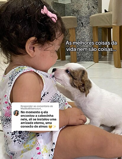 A bebê não poderia ter ficado mais feliz com o presente.