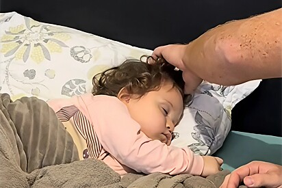 Criança é acordada pelos pais para se apaixonar pela sua melhor amiga pela primeira vez.