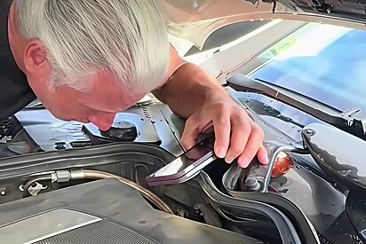 Mecânico ouve choros vindo de dentro de motor - quando verifica, encontra um bicho lindo dentro.