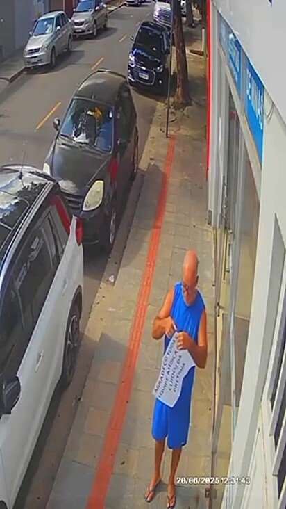 O homem preparando a surpresa para a equipe médica.
