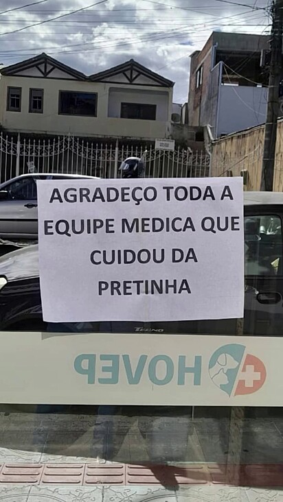 O cartaz deixado na porta do hospital veterinário.