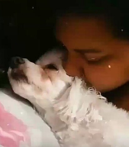 Jacqueline Bahls abraçando a sua falecida cachorrinha.