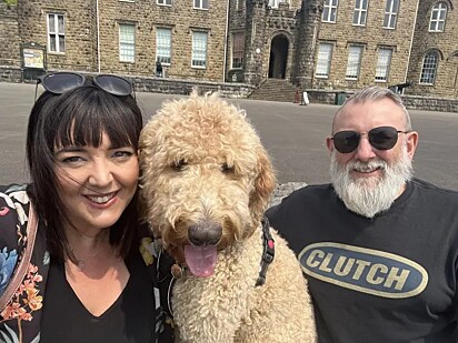 A imagem mostra Laura McFarlane (esquerda), o cão Bobby e Jamie Griffiths (direita).
