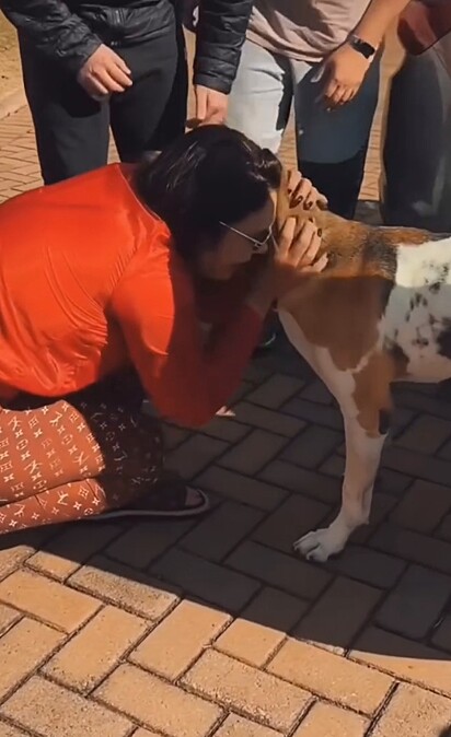 Audrei, esposa do cantor Vinícius, abraçando o novo mascote.