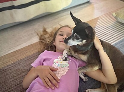 Maya atualmente com o cão Ziggy.