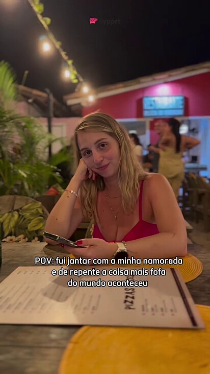 Vitor e a namorada não se incomodaram com a presença dos cães.