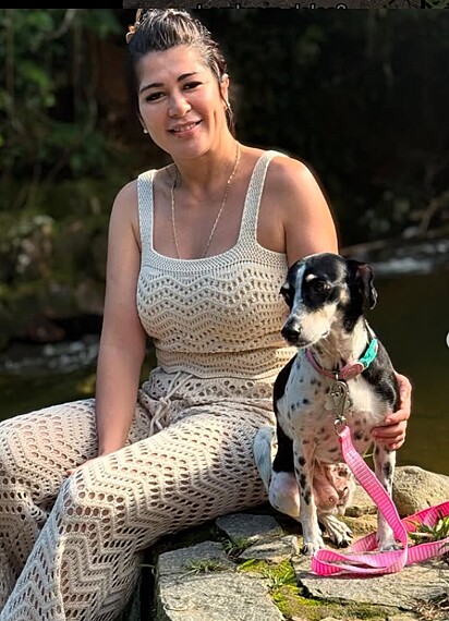 Carol Midori e a cachorrinha Bela Creidi.