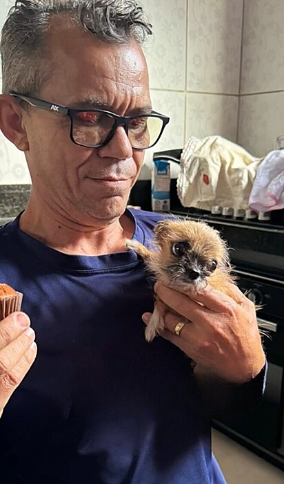 O pai de Luana com o Jerry, o cãozinho que ele não queria.