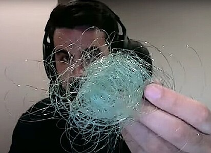 John mostrando a quantidade de linha que ele retirou da floresta.