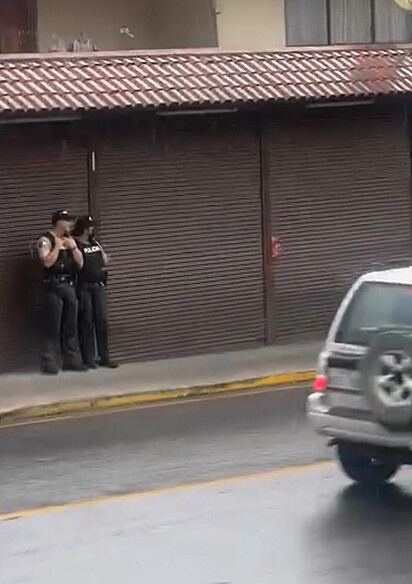 Os policias fingindo não ver o que o vira-latinha fazia.