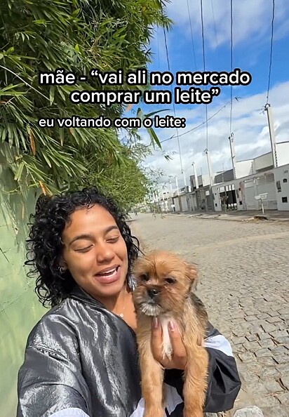 Paloma Souza adotou a cachorrinha e a nomeou Manga.