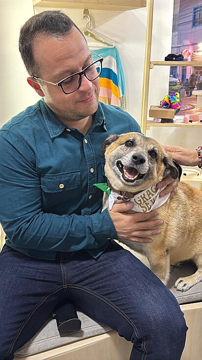 O cachorrinho Mono adora fazer amizades.