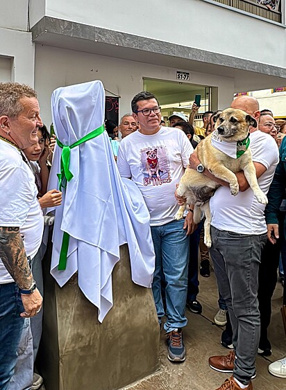 O cachorrinho Mono recebeu a homenagem em vida.