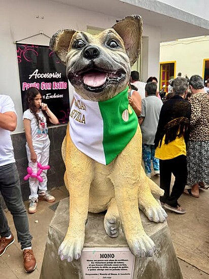 A estátua em homenagem ao cachorro.
