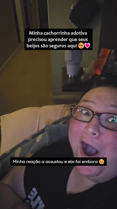 A cadela ainda está aprendendo a ser amorosa.