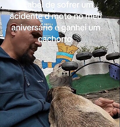 @dinhopunk sofreu um acidente de moto, e um cachorrinho que vive na rua foi consolá-lo.