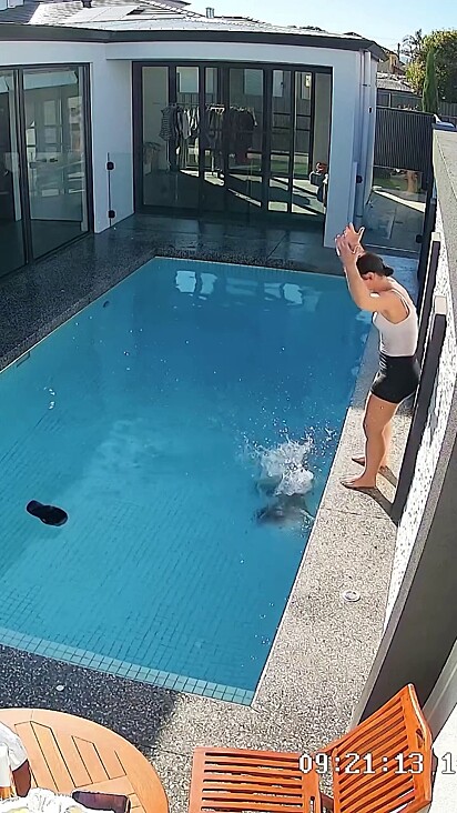 Chloe caiu duas vezes na piscina.