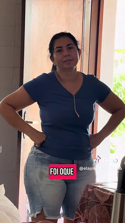 A mãe não gostou quando viu que a filha trouxe um cachorro para casa.