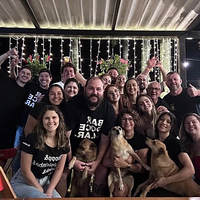 O pessoal do pub ama a vira-lata Luna.