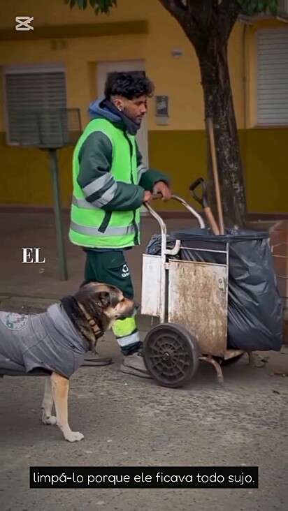 O filho pegou a responsabilidade do pai tanto no serviço quanto no cuidado do cão.