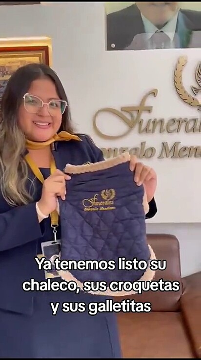 O cachorro até ganhou uma roupa, mas ainda não aceitou usar.