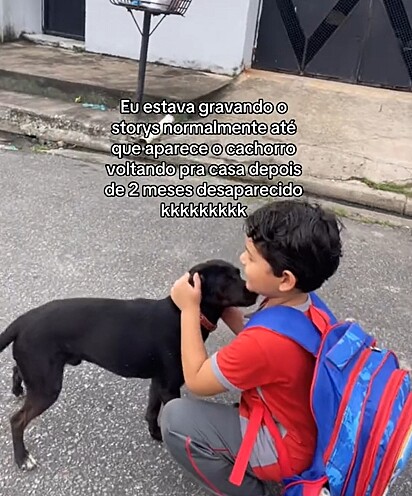 Feliz, João abraçou Pretinho.