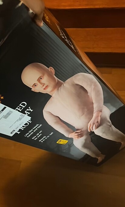 A tutora comprou um boneco humano em tamanho real.