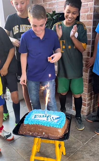 O momento em que Diego acendeu a vela do bolo.