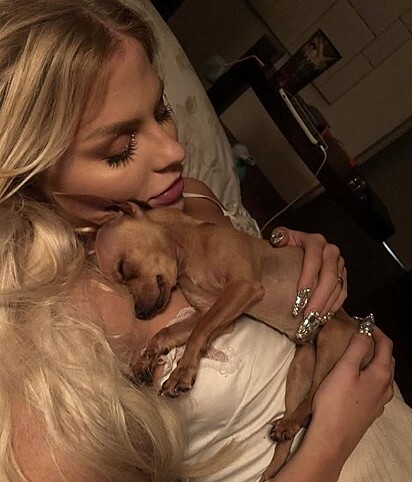 Cantora Luísa Sonza e cachorrinha Gisele.