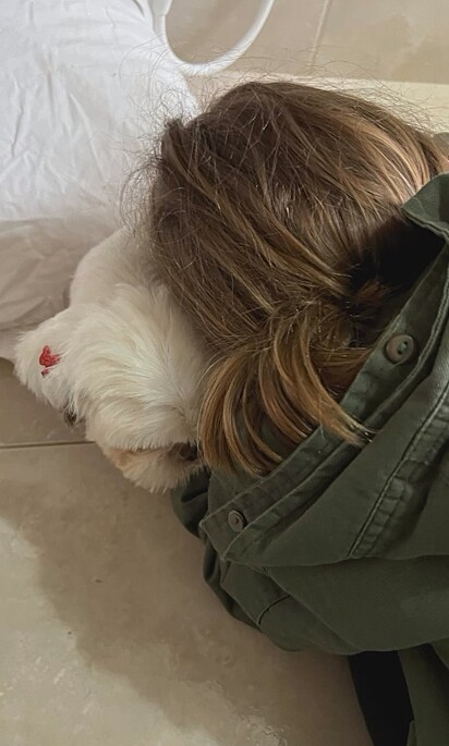 Aos poucos, Juju está aprendendo que os humanos também podem ser bons.