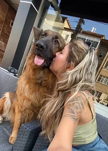 Samantha e Arya, uma cadela pastora alemã.