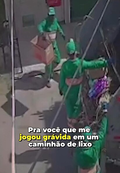 A gatinha foi abandonada dentro de uma caixa de papelão para ser recolhida junto com o lixo.