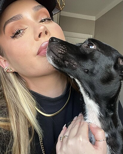 Cachorrinha Melita e Fran, sua tutora. 
