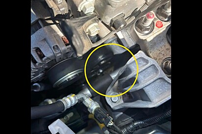 Ao abrir capô de carro motorista descobre que não estava sozinha.