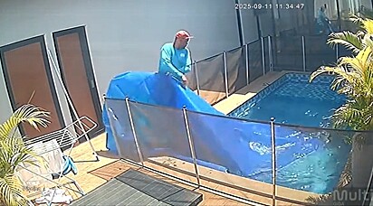 Momento em que Vinicius puxa o plástico da piscina e encontra Choquito submerso.