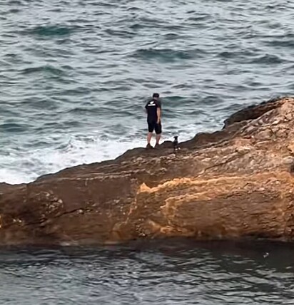 Um homem parecia esperar pelo cão. 