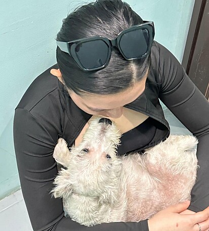 A primeira vez que ela recebeu abraços da tutora.