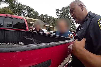 Autoridades alertam homem que ele chegou em casa com um passageiro escondido na caminhonete.
