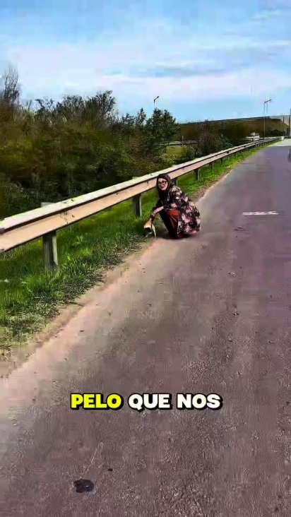 Carine pediu que parassem o carro e agiu rapidamente.