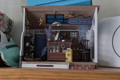 Mulher fica surpresa ao ver alguém vivendo em sua maquete.