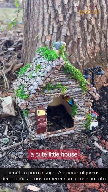 A mãe ajudou o filho a personalizar uma casa.